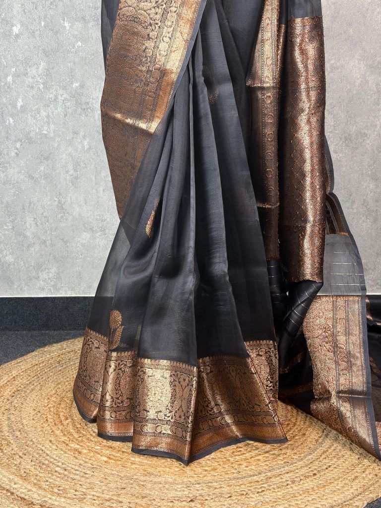 KORA ANTIQUE BORDER BHUTA BANARASI SAREE - Image 3