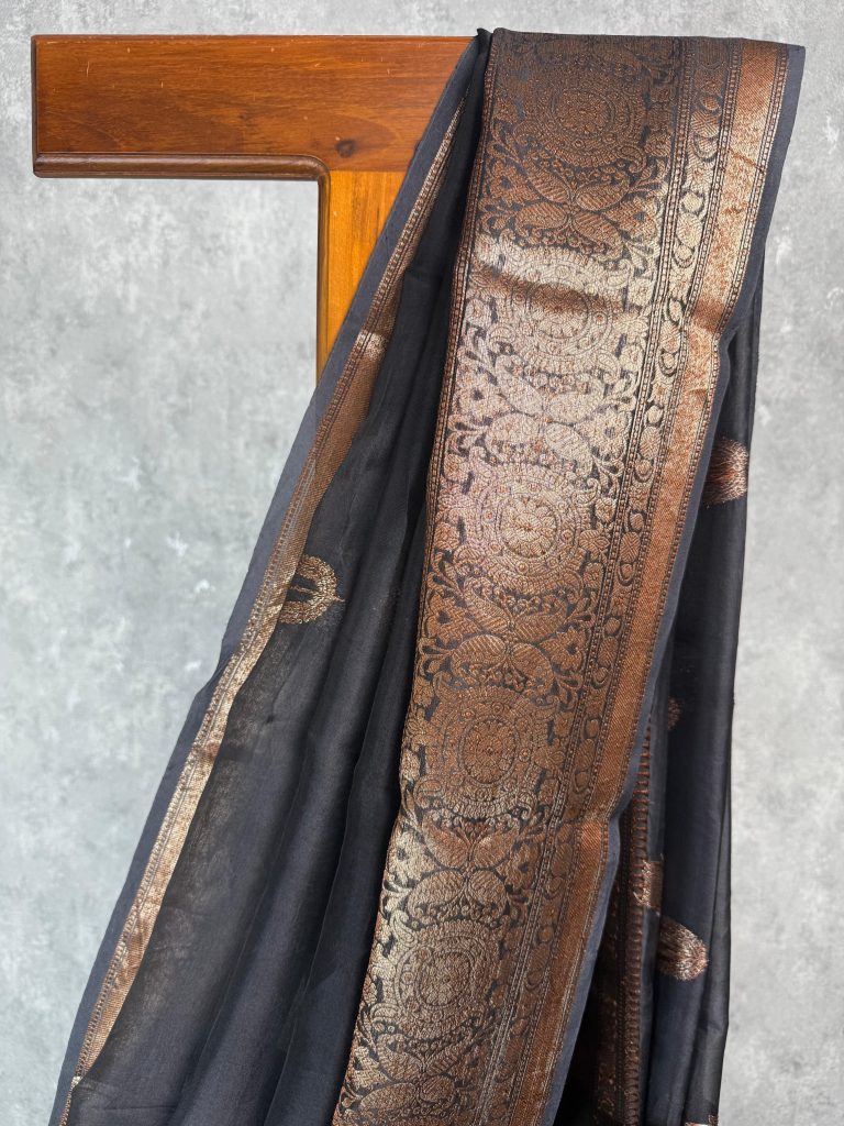 KORA ANTIQUE BORDER BHUTA BANARASI SAREE - Image 2