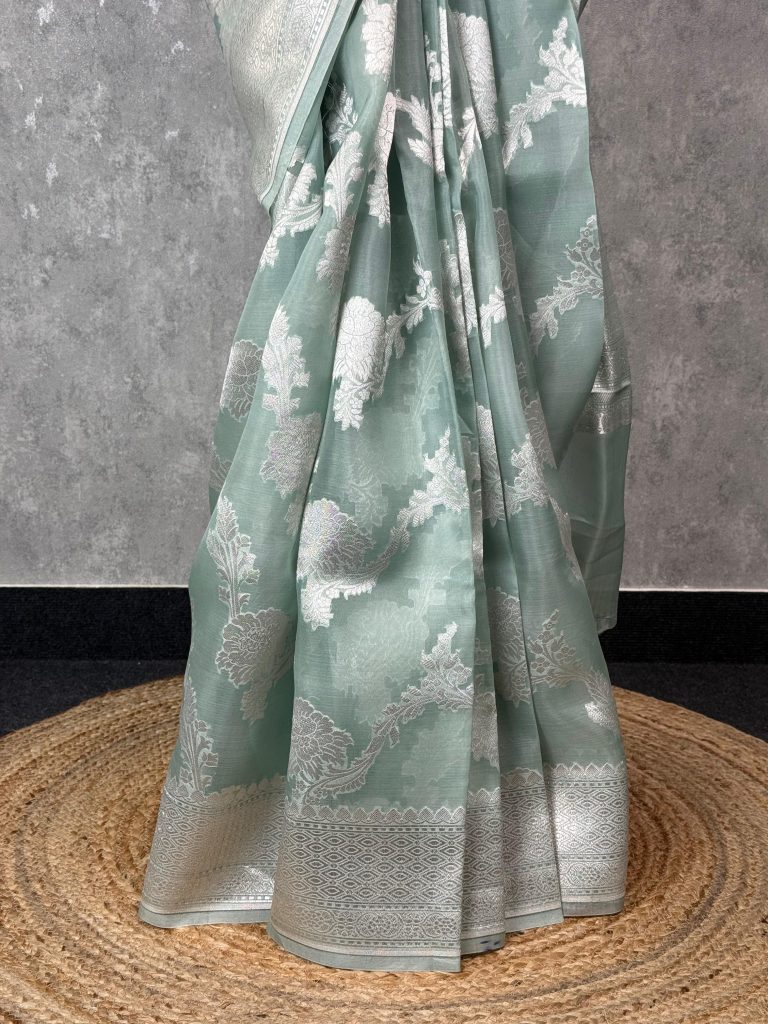 KORA SILVER ZARI JAAL BANARASI SAREE - Image 3