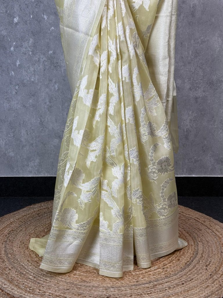 KORA SILVER ZARI JAAL BANARASI SAREE - Image 3