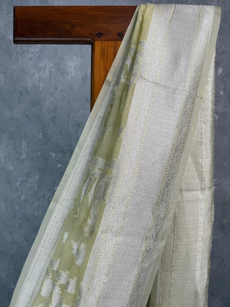 KORA SILVER ZARI JAAL BANARASI SAREE - Image 2