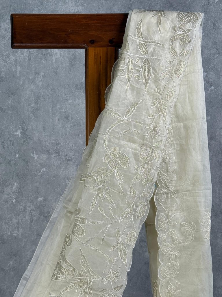 SEMI ORGANZA TISSUE APPLIQUE EMBROIDERY SAREE - Image 2